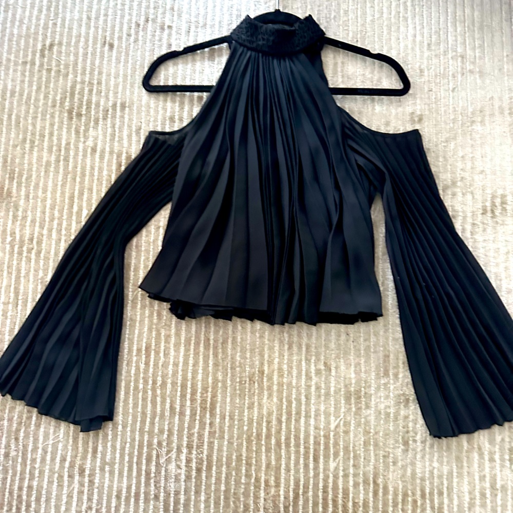Like new cropped flowy top w open shoulders